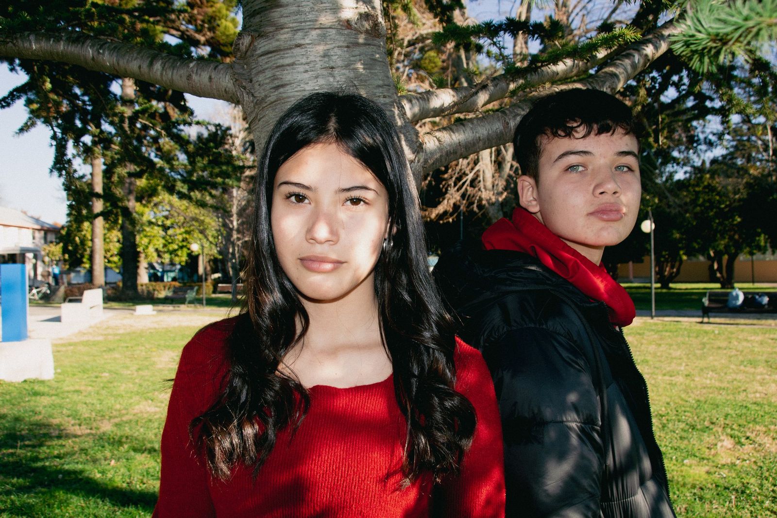 Retrato de dos jóvenes bajo un árbol, a pleno sol