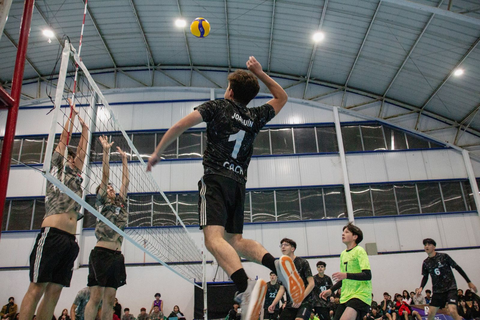 Remate en un partido de vóleibol